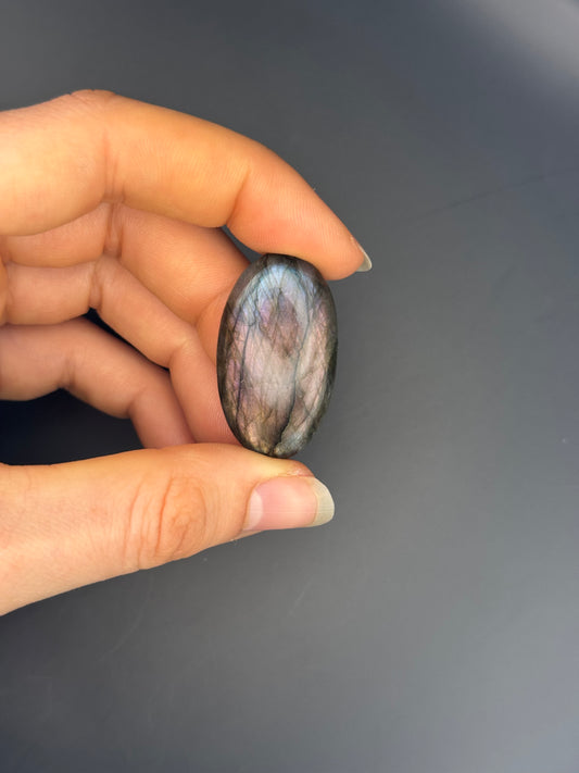 Lila Labradorit Cabochon ~ 18M