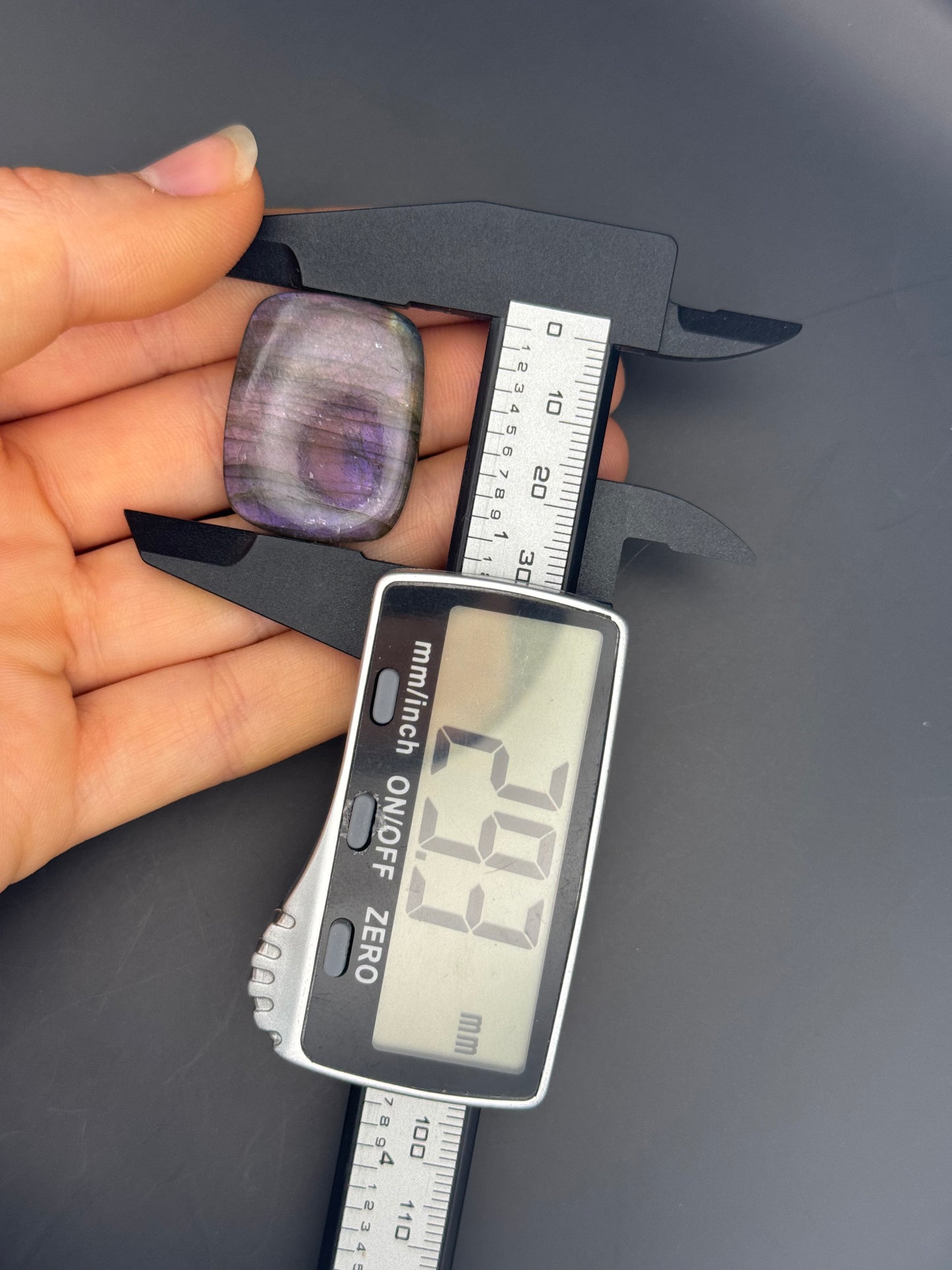 Lila Labradorit Cabochon ~ 18N