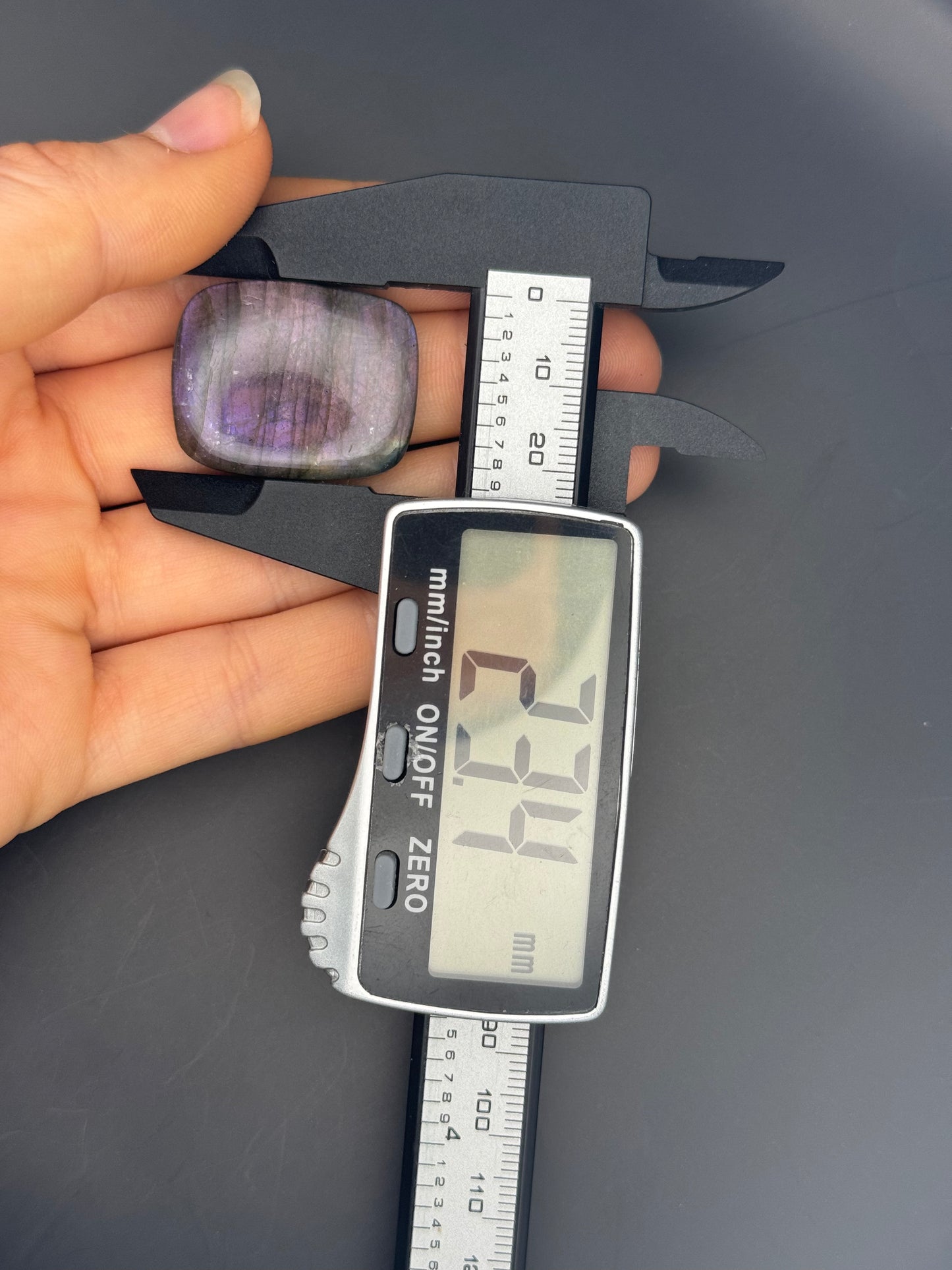 Lila Labradorit Cabochon ~ 18N