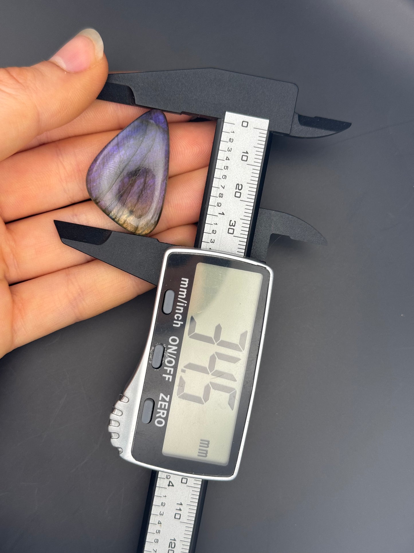 Lila Labradorit Cabochon ~ 18O