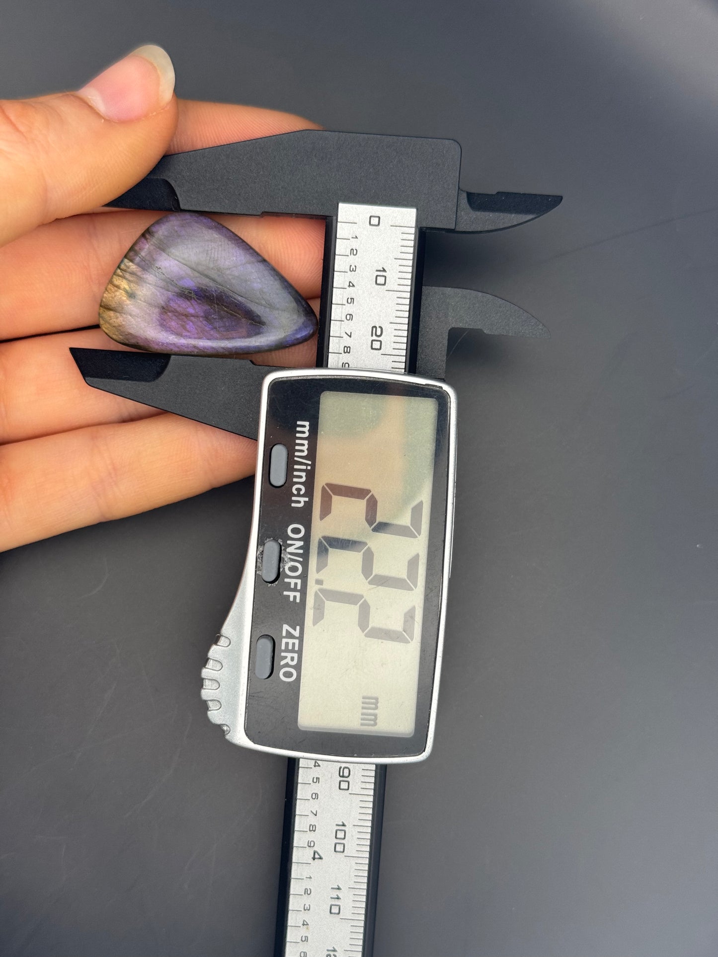 Lila Labradorit Cabochon ~ 18O
