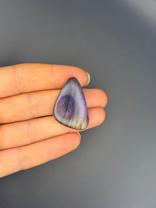 Lila Labradorit Cabochon ~ 18O