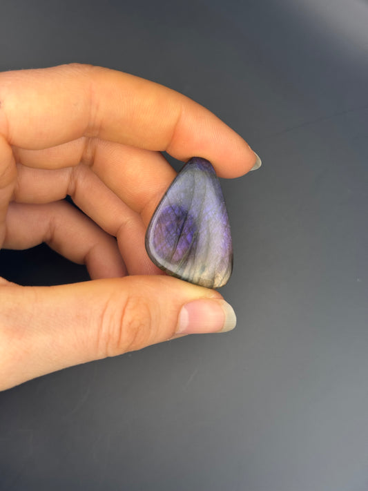 Lila Labradorit Cabochon ~ 18O