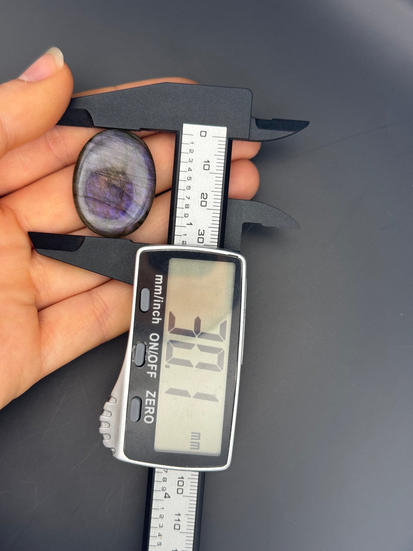 Lila Labradorit Cabochon ~ 18P