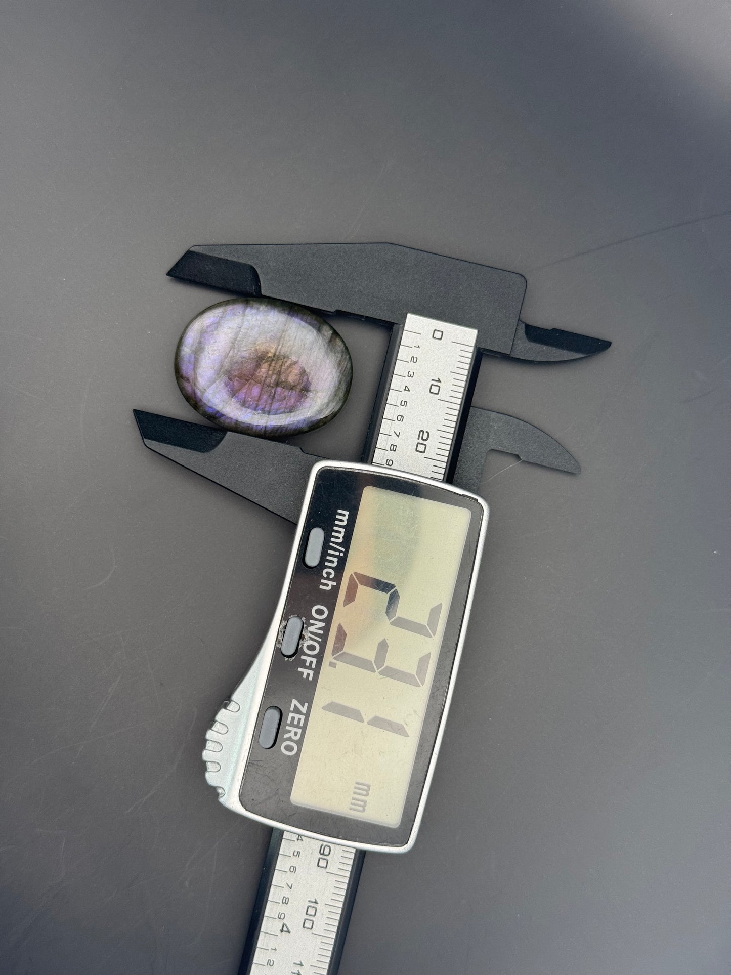Lila Labradorit Cabochon ~ 18P