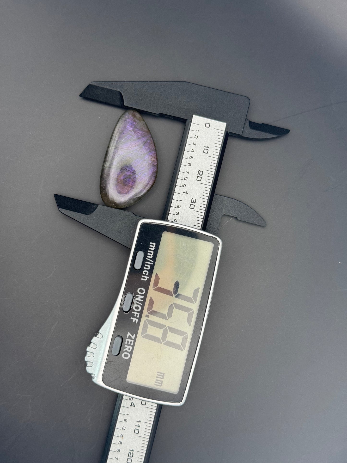 Lila Labradorit Cabochon ~ 18R