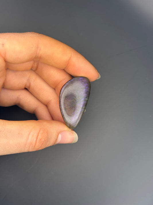 Lila Labradorit Cabochon ~ 18R