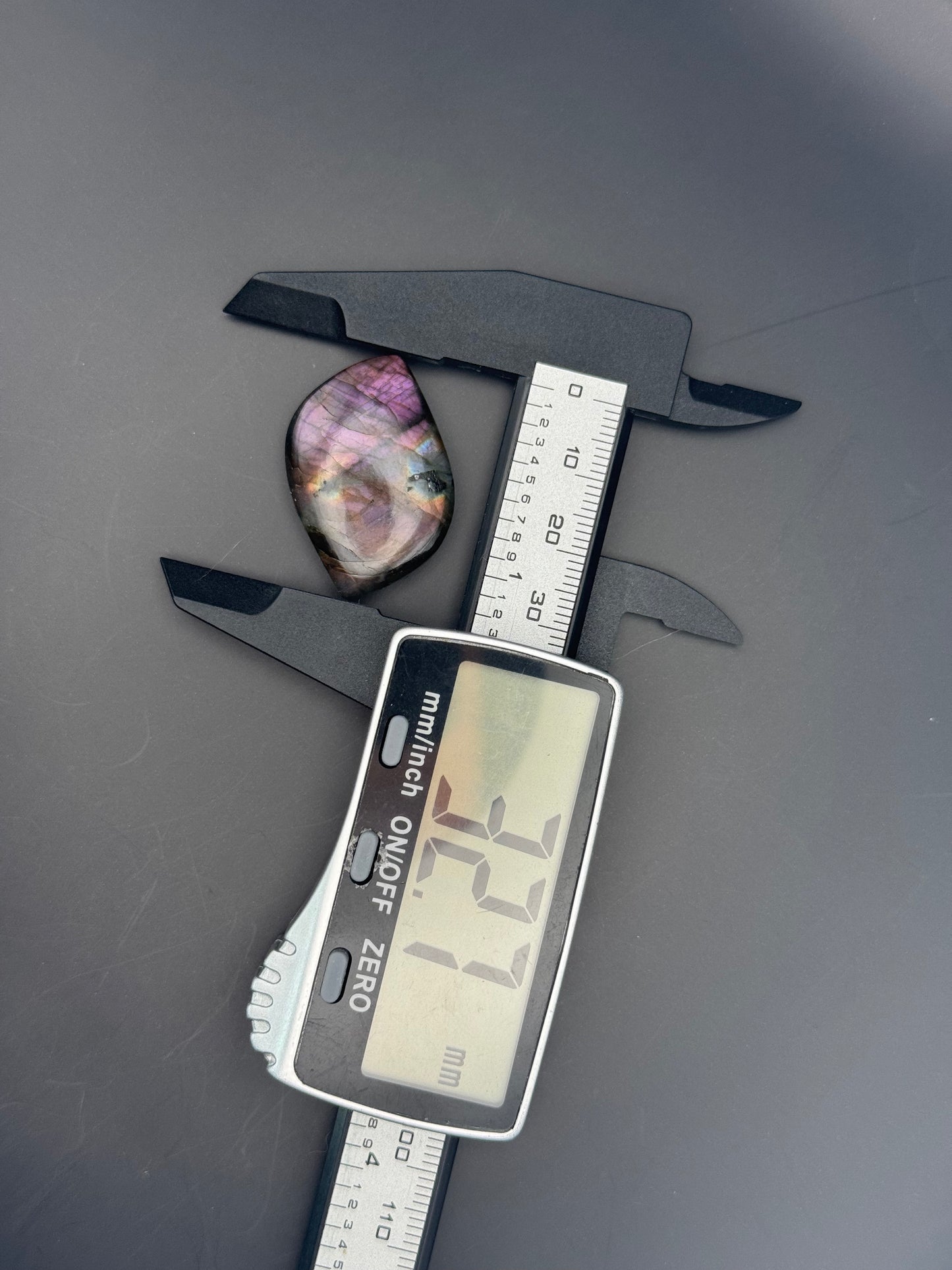 Lila Labradorit Cabochon ~ 18S