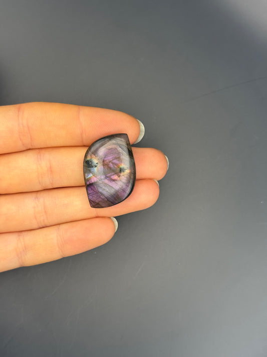 Lila Labradorit Cabochon ~ 18S