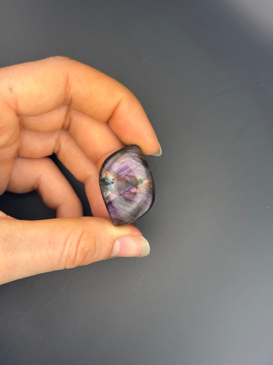 Lila Labradorit Cabochon ~ 18S
