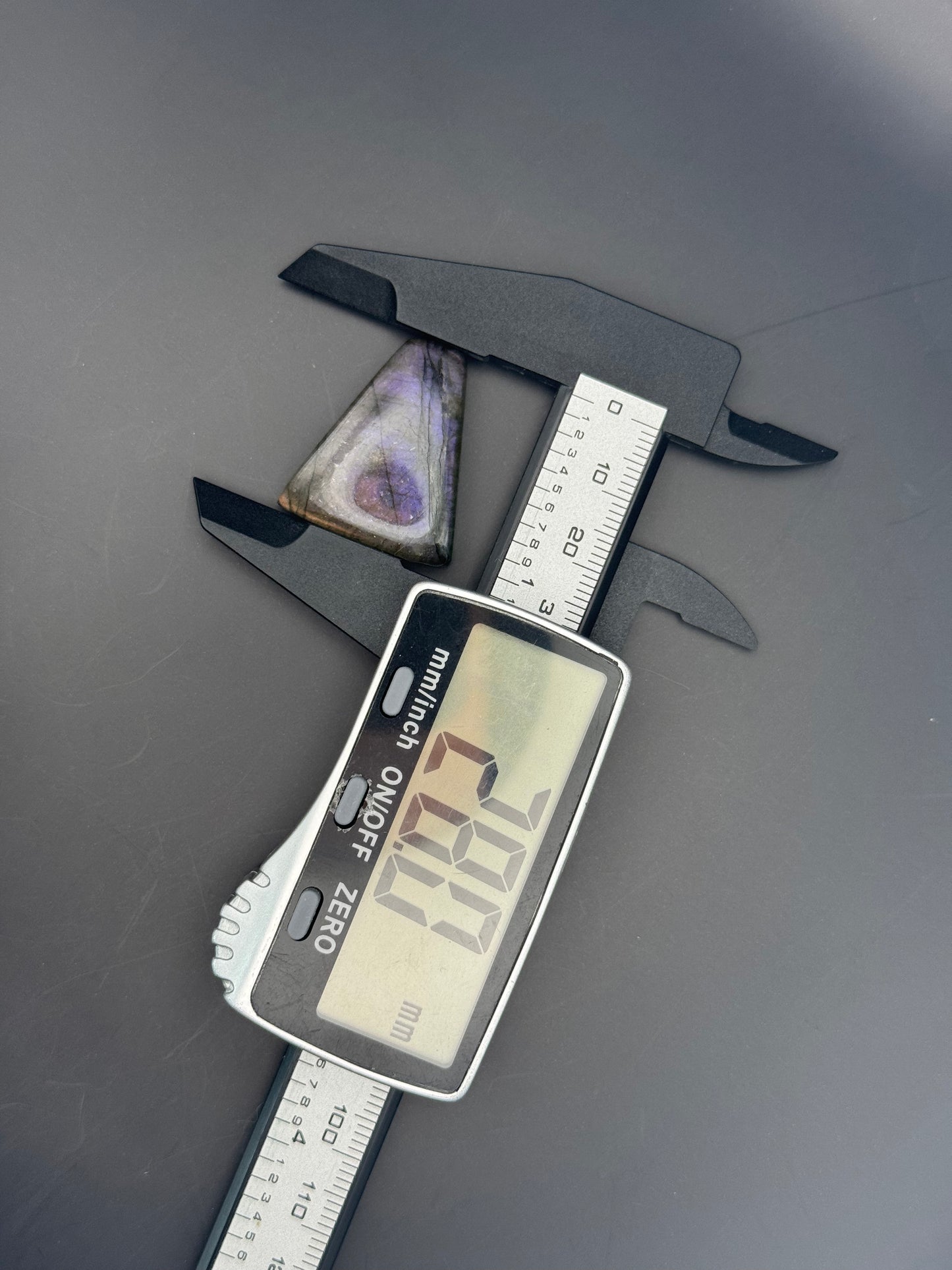 Lila Labradorit Cabochon ~ 18T