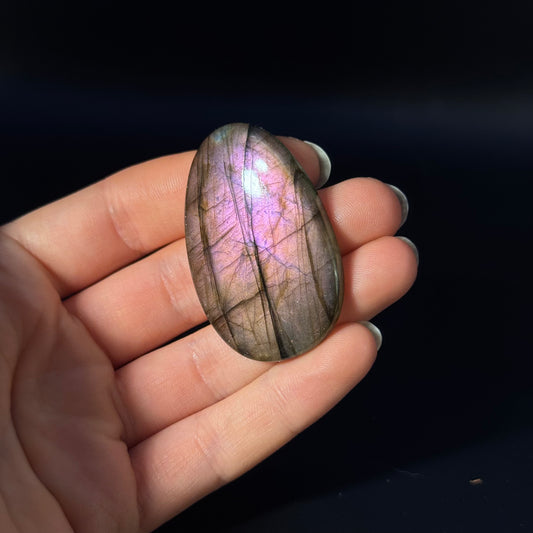 Lila Labradorit Cabochon ~ 46H