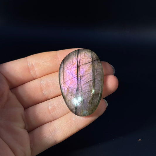 Lila Labradorit Cabochon ~ 46H