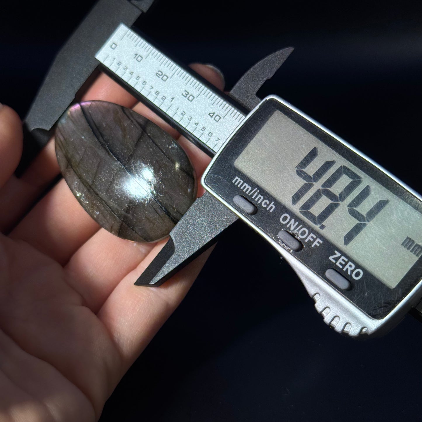 Lila Labradorit Cabochon ~ 46H