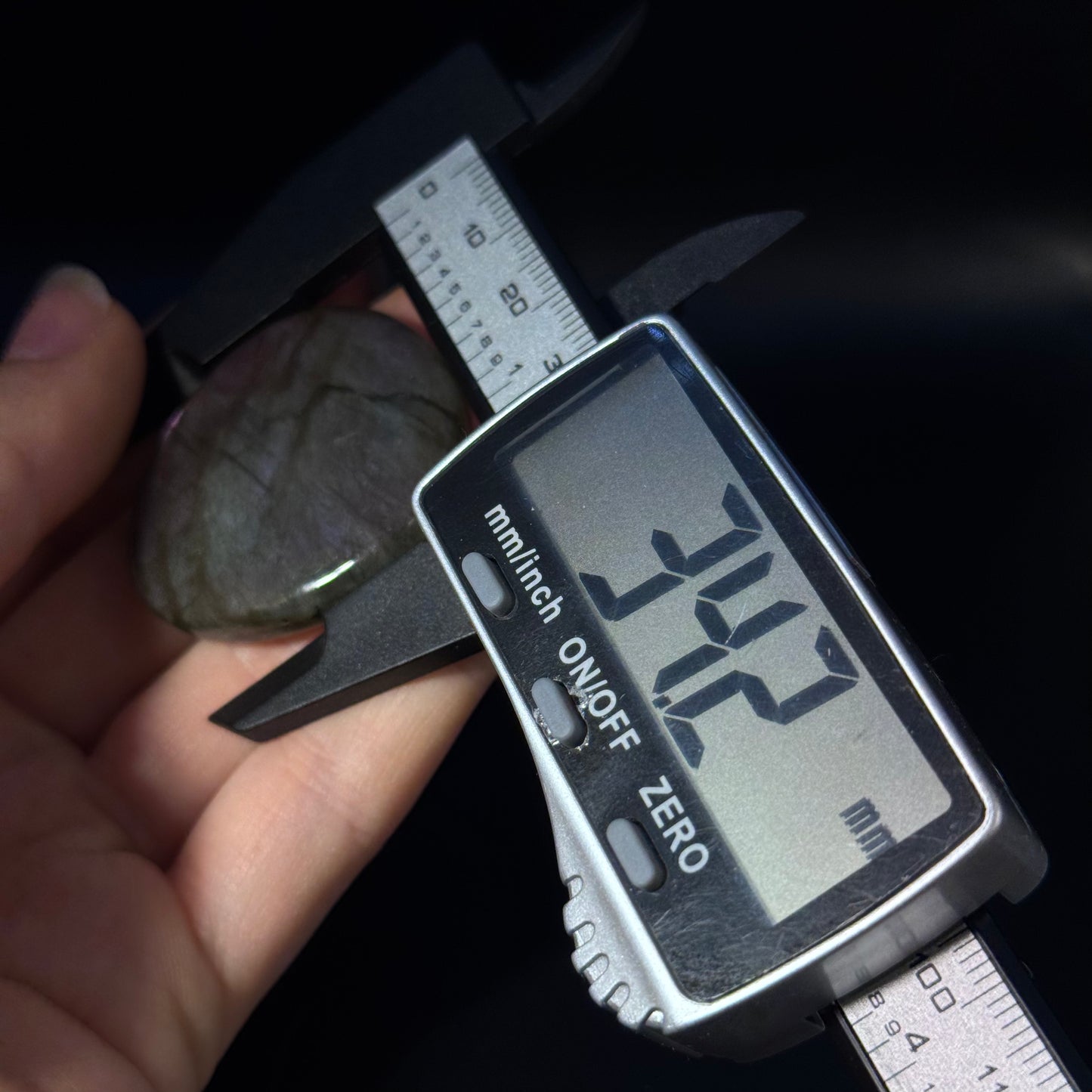 Lila Labradorit Cabochon ~ 36D