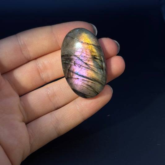 Lila Labradorit Cabochon ~ 36j