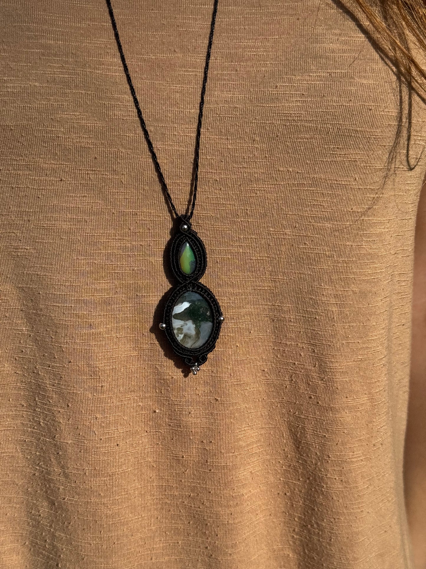 Verstellbare Makramee Kette mit Edelsteinen und Stahlakzenten