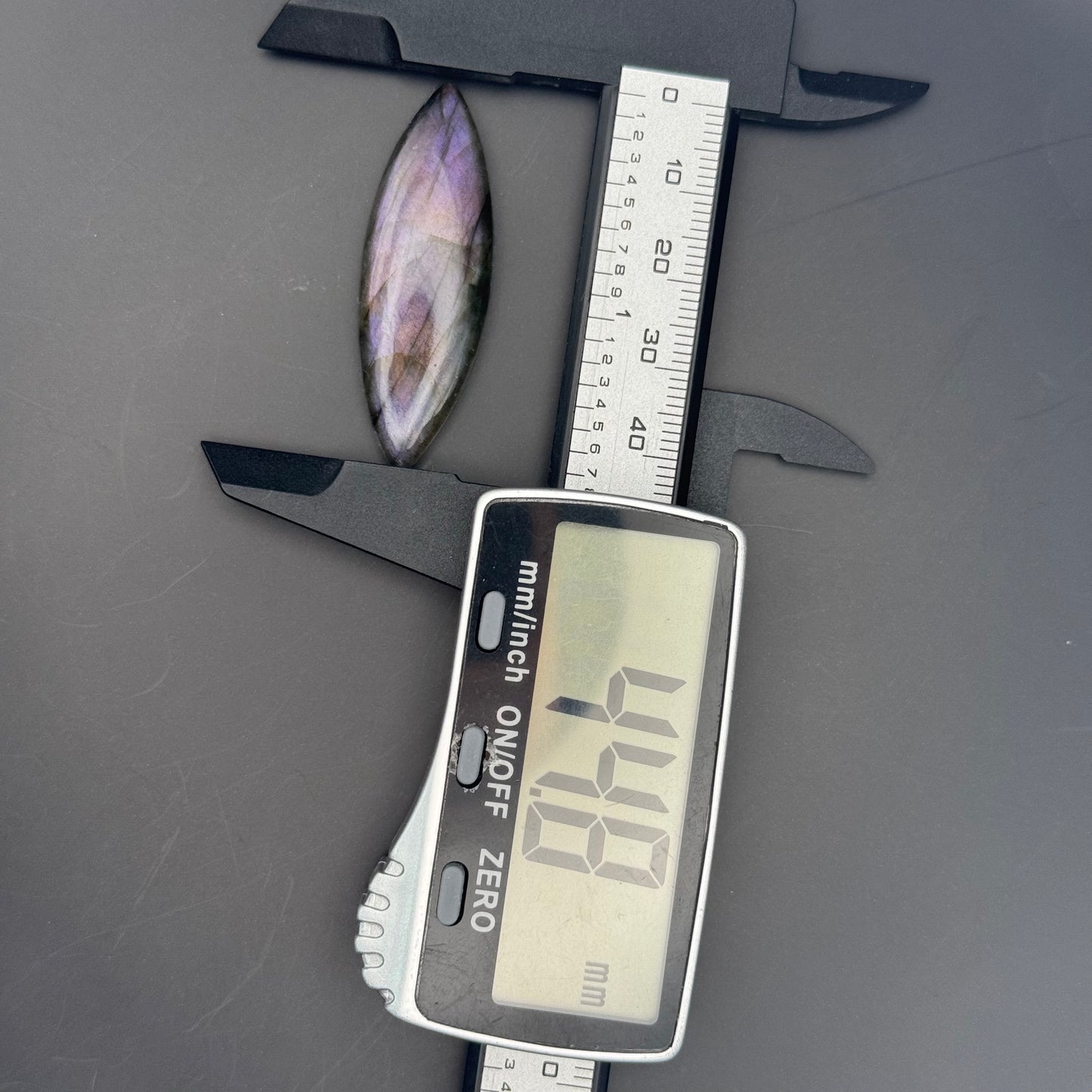 Lila Labradorit Cabochon ~ 18U
