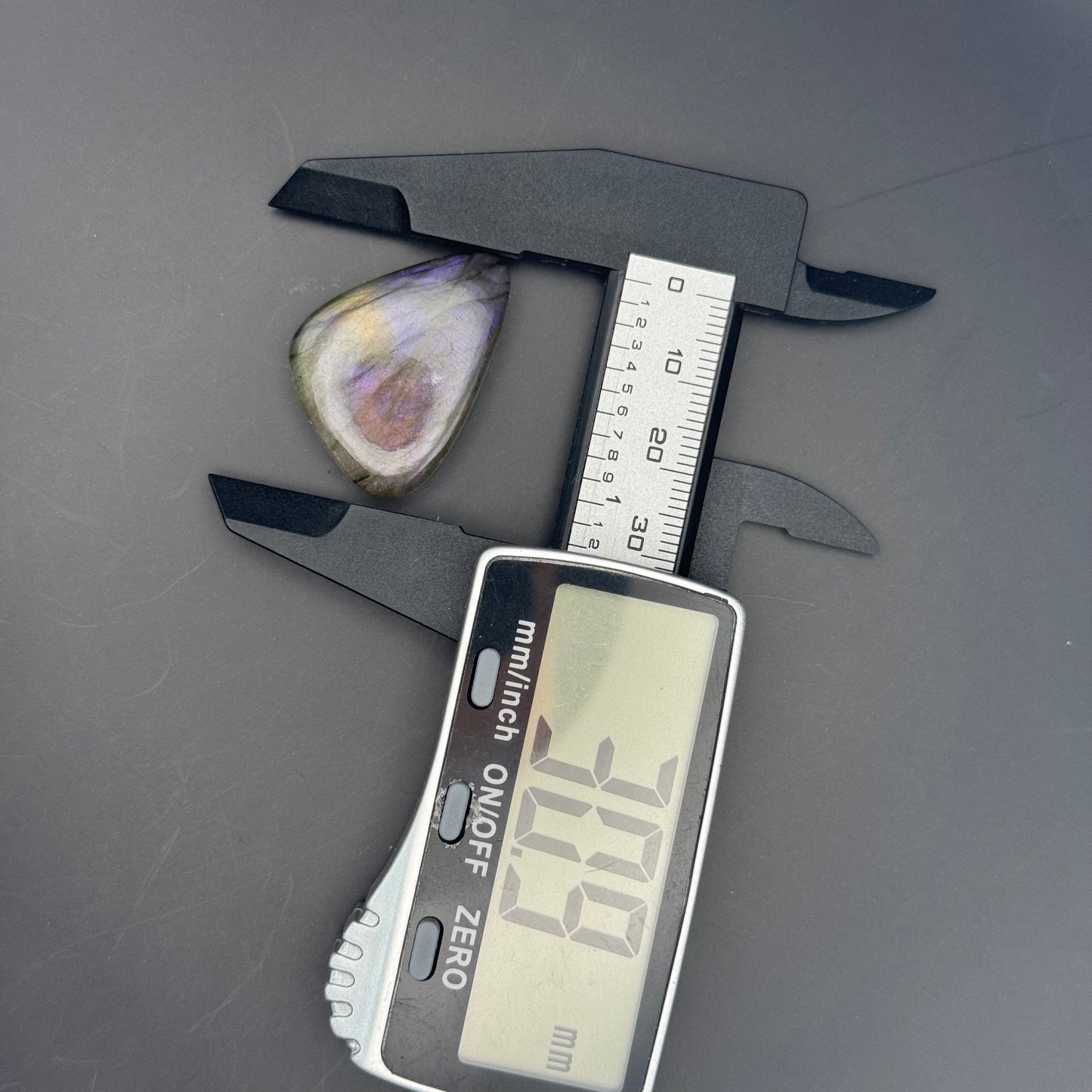 Lila Labradorit Cabochon ~ 18W