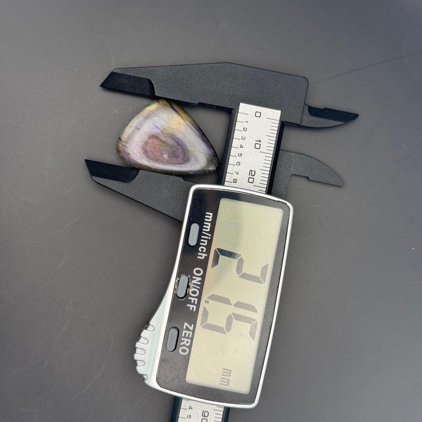 Lila Labradorit Cabochon ~ 18W