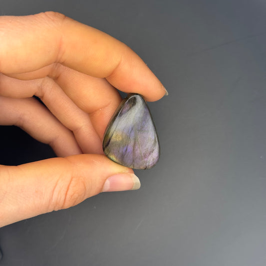 Lila Labradorit Cabochon ~ 18W