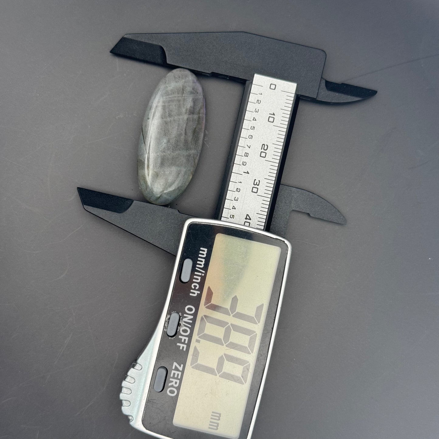 Lila Labradorit Cabochon ~ 18Y
