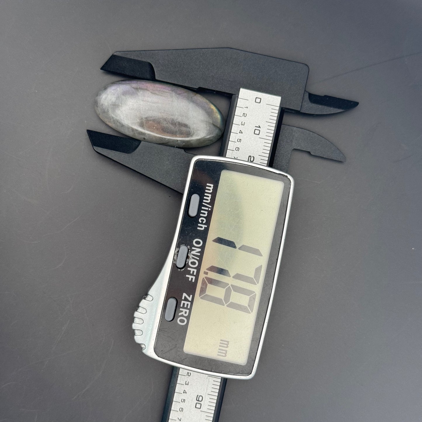 Lila Labradorit Cabochon ~ 18Y