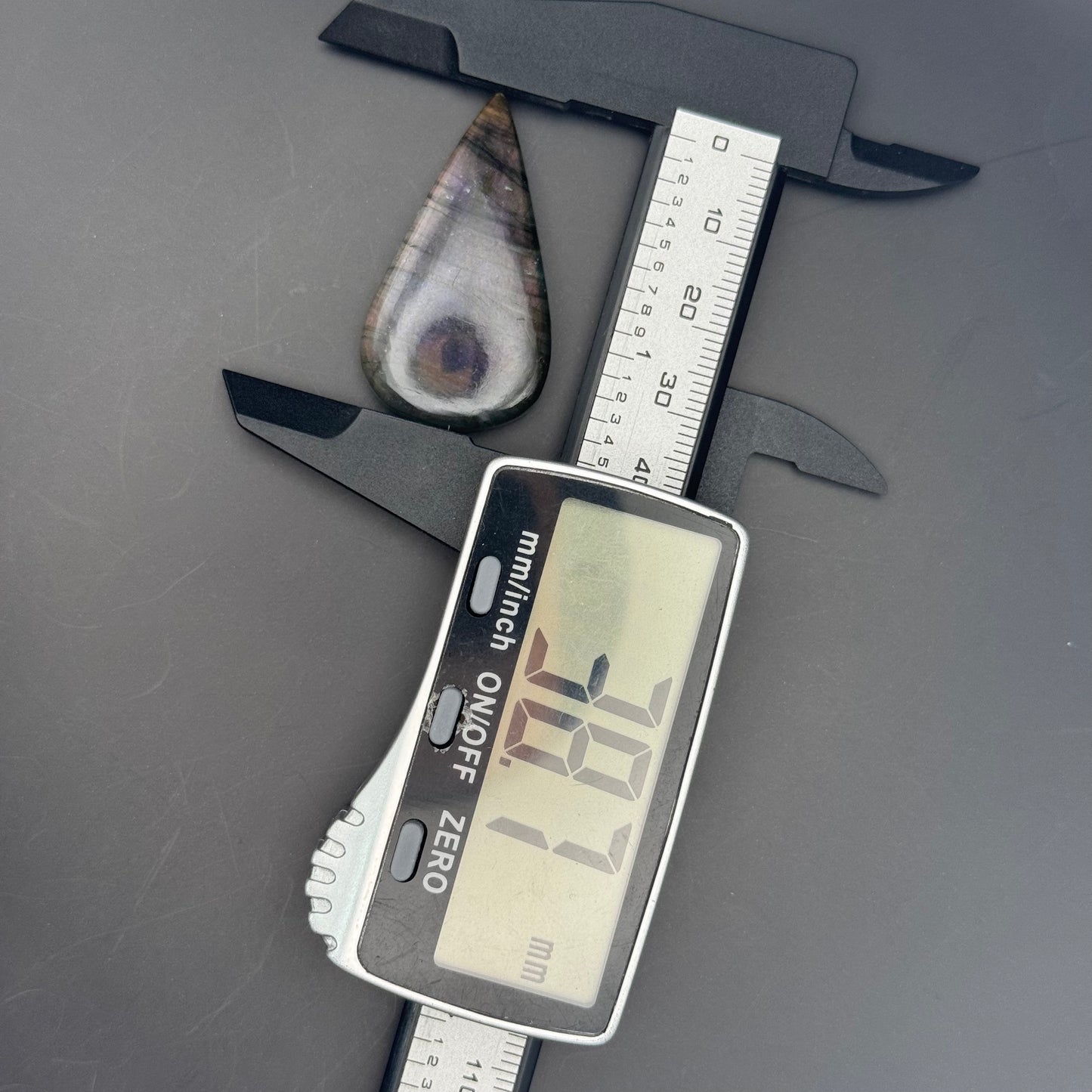 Lila Labradorit Cabochon ~ 18Z