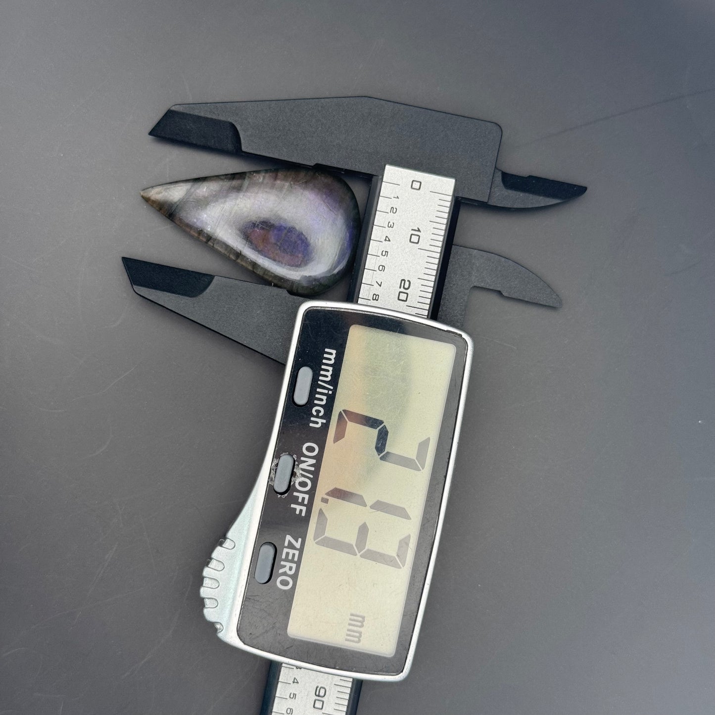 Lila Labradorit Cabochon ~ 18Z