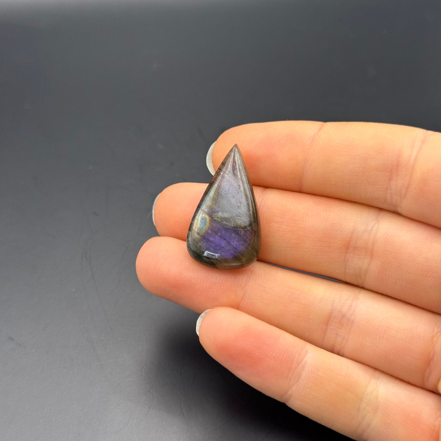 Lila Labradorit Cabochon ~ 10H