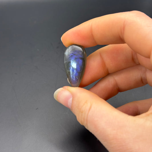 Lila Labradorit Cabochon ~ 10K