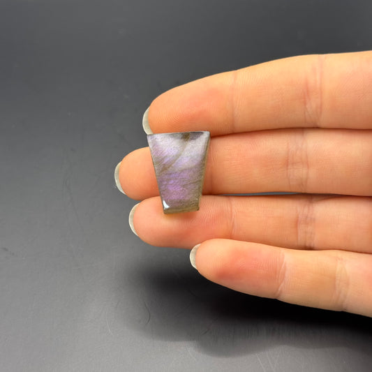 Lila Labradorit Cabochon ~ 10Q