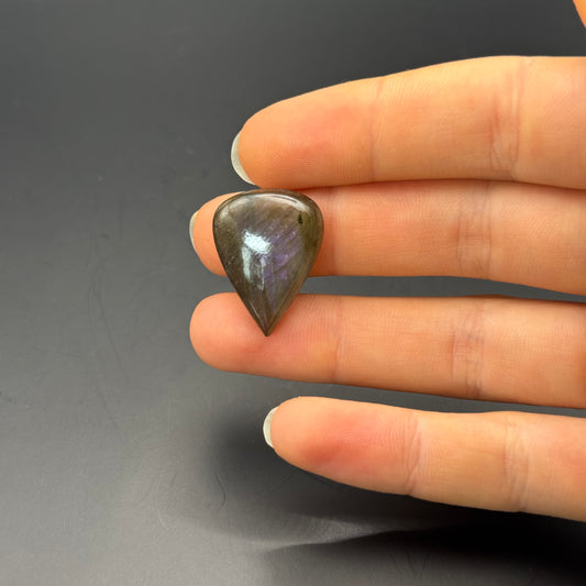 Lila Labradorit Cabochon ~ 10T