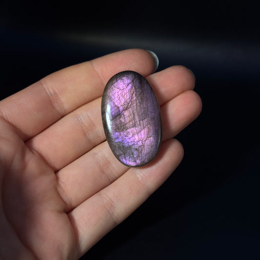 Lila Labradorit Cabochon ~ 29M