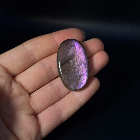 Lila Labradorit Cabochon ~ 29M