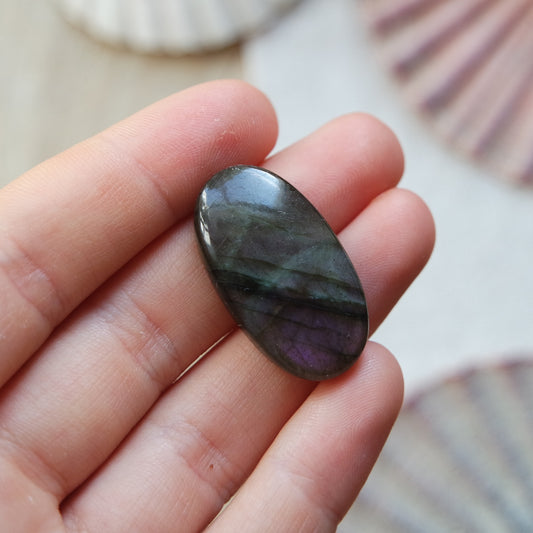 Lila Labradorit Cabochon ~ 14XA