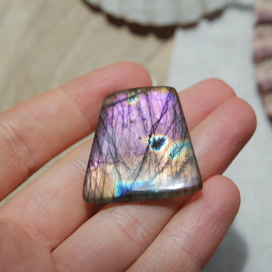 Lila Labradorit Cabochon ~ 18XK