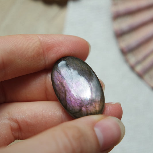 Lila Labradorit Cabochon ~ 18XJ