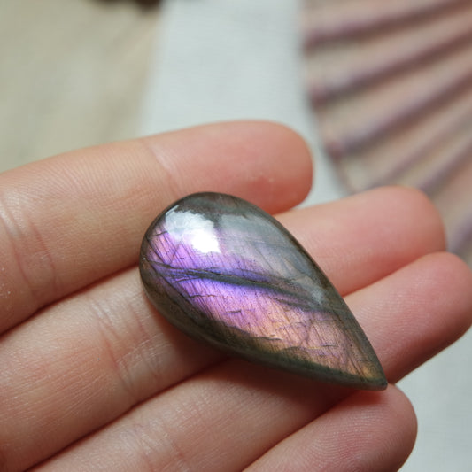Lila Labradorit Cabochon ~ 18XH