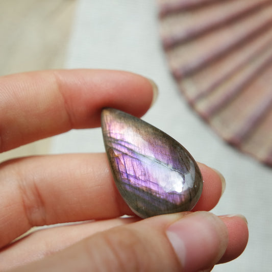 Lila Labradorit Cabochon ~ 18XH