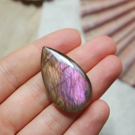 Lila Labradorit Cabochon ~ 18XG