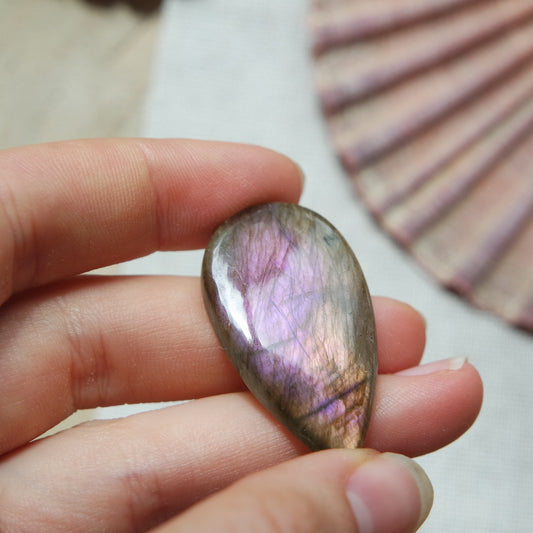 Lila Labradorit Cabochon ~ 18XG