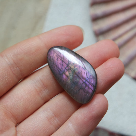 Lila Labradorit Cabochon ~ 18XE