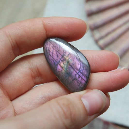 Lila Labradorit Cabochon ~ 18XE