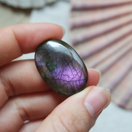 Lila Labradorit Cabochon ~ 18XD