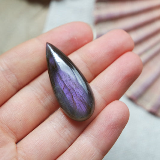 Lila Labradorit Cabochon ~ 18XC