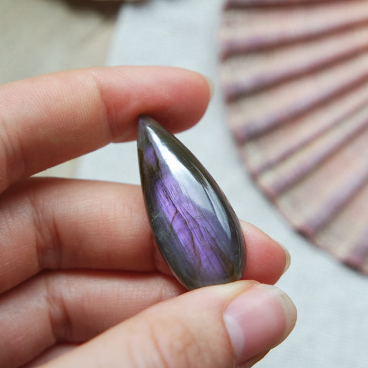 Lila Labradorit Cabochon ~ 18XC