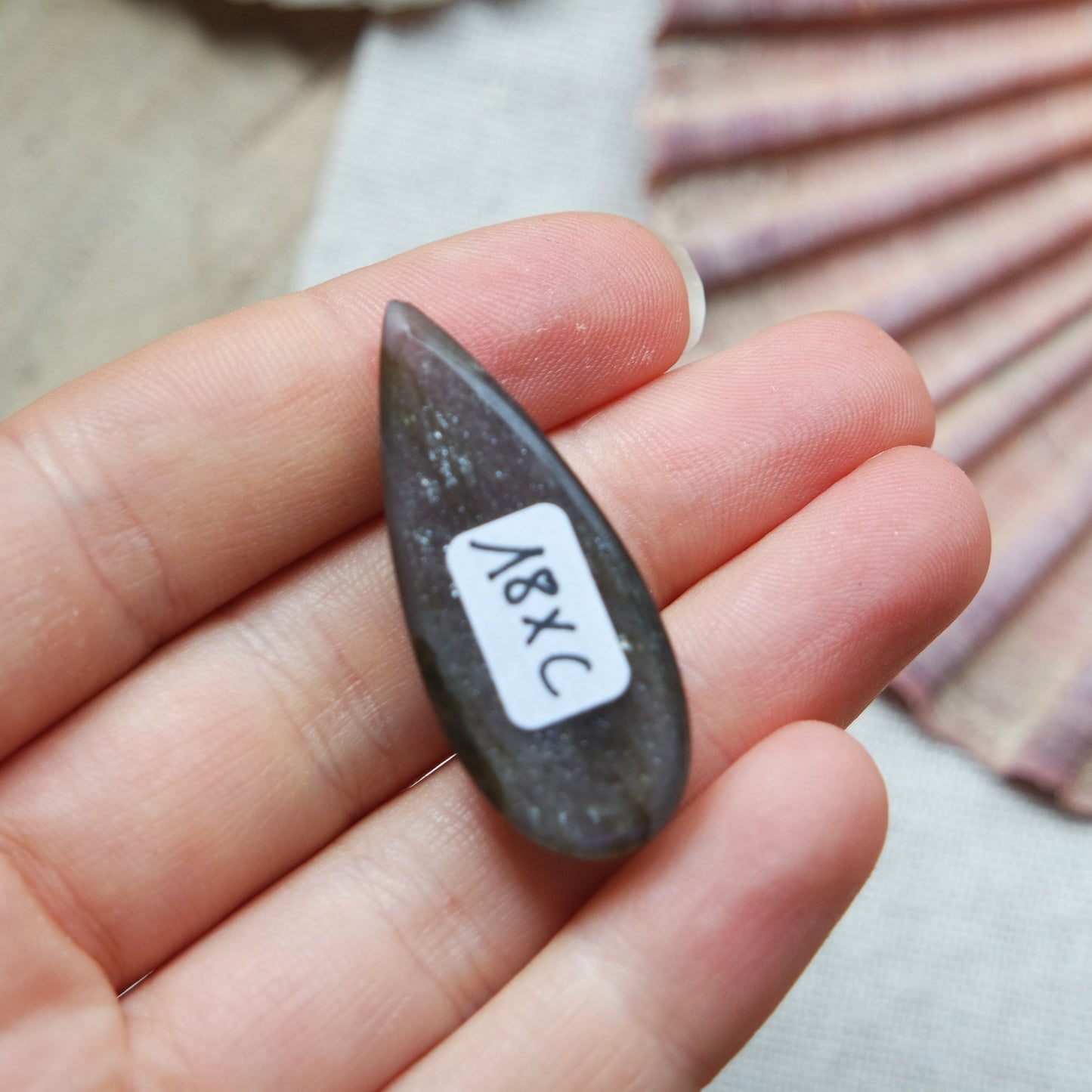 Lila Labradorit Cabochon ~ 18XC