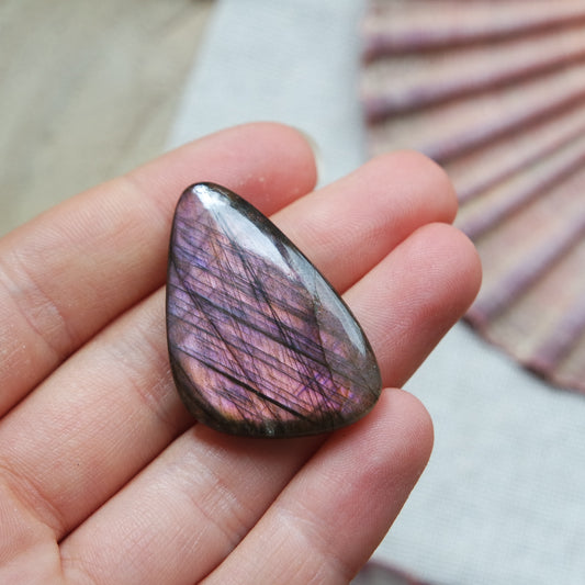 Lila Labradorit Cabochon ~ 18XA