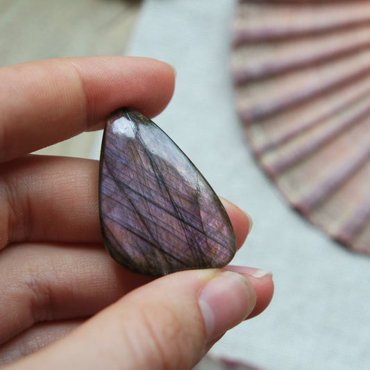 Lila Labradorit Cabochon ~ 18XA